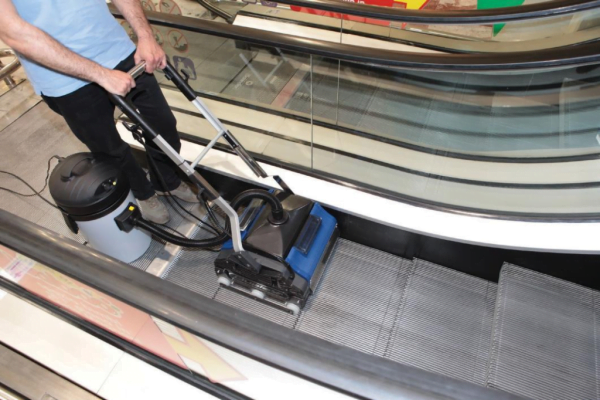 Mașina curățare scări rulante în lucru